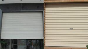 So sánh cửa cuốn tấm liền và cửa cuốn khe thoáng